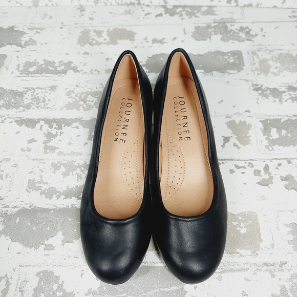 New Journee Collection Saar Black Faux Leather Slip On Pumps X116 - Picture 4 of 9